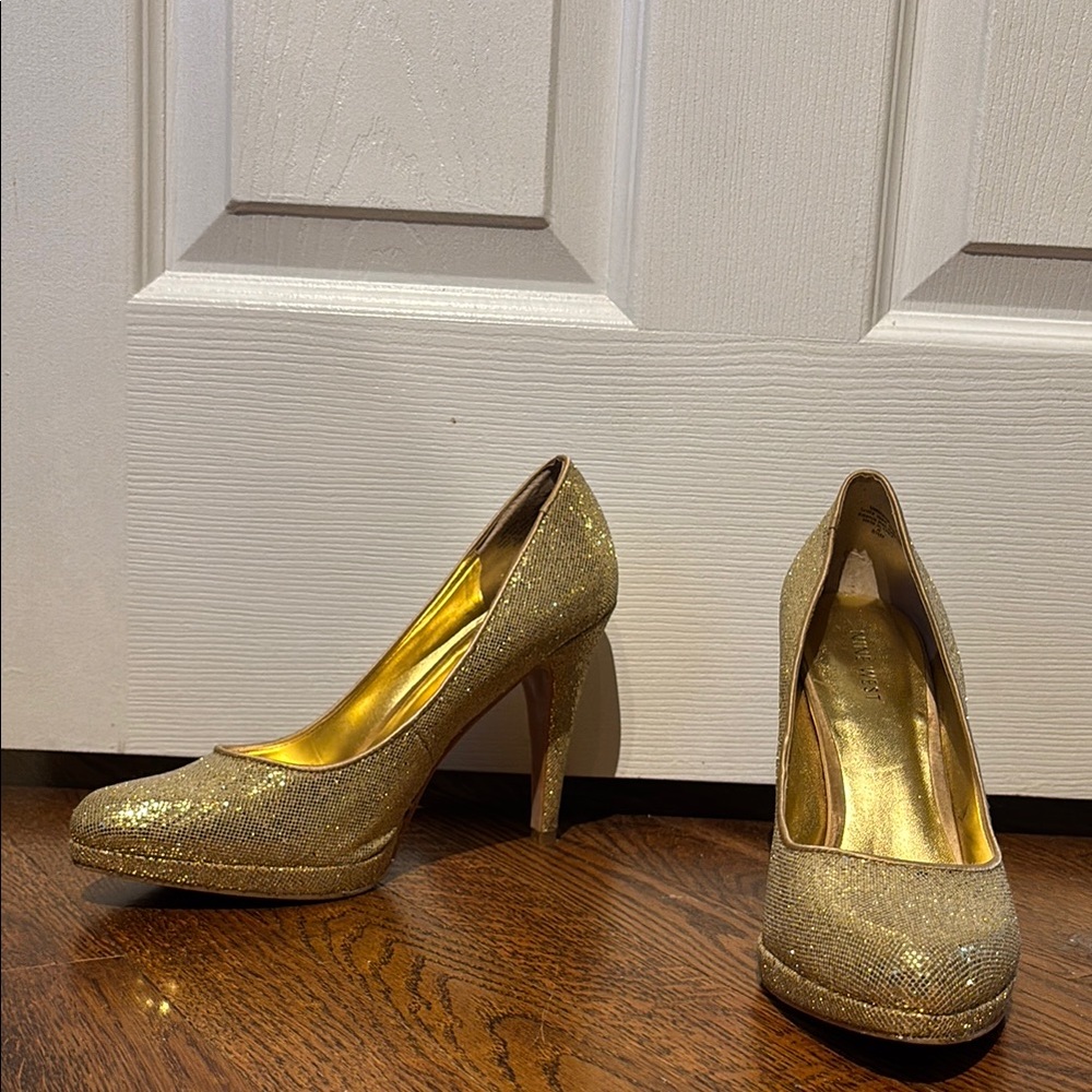 Elegant Gold Glitter Pumps